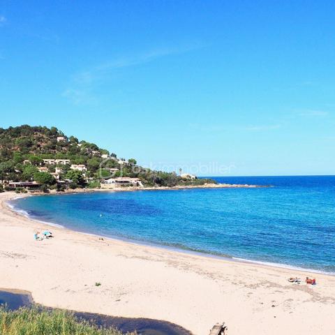 A Six-Fours-Les Plages, Studio situé dans un secteur recherché, à proximité des plages, des commerces et de toutes les commodités, offre un cadre de vie privilégié où tout se fait à pied.

Il se compose d'une belle pièce de vie lumineuse avec kitchenette, ouvrant sur une agréable terrasse, véritable extension de l'espace de vie pour profiter des beaux jours. Une salle d'eau avec WC complète l'ensemble.

Que vous recherchiez un pied-à-terre au bord de la mer, un investissement locatif ou un premier achat, ce bien réunit tous les atouts : emplacement, praticité et qualité de vie.

A découvrir sans attendre,
