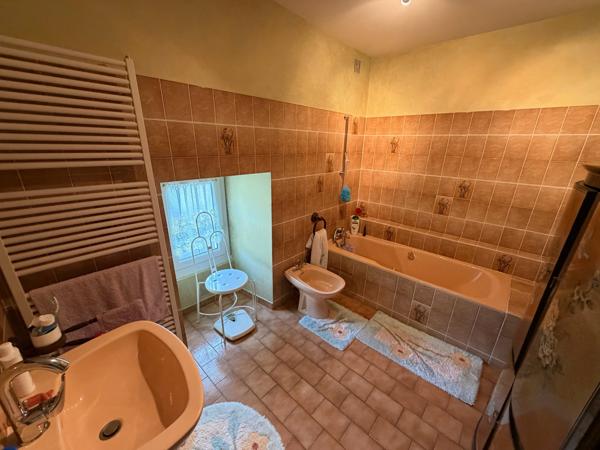 CORPS DE FERME - 4 CHAMBRES - HANGAR - 2 GARAGES