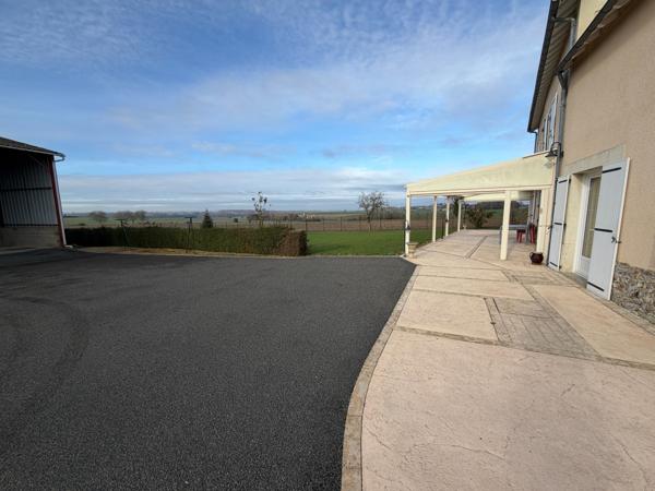 CORPS DE FERME - 4 CHAMBRES - HANGAR - 2 GARAGES