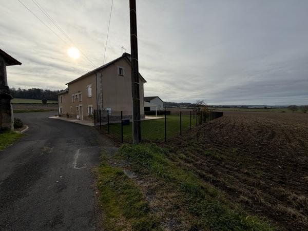 CORPS DE FERME - 4 CHAMBRES - HANGAR - 2 GARAGES