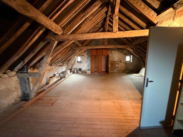 CORPS DE FERME - 4 CHAMBRES - HANGAR - 2 GARAGES