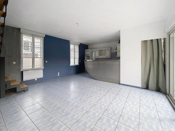 Maison 3 chambres, local commercial, jardin/cour. Piscine et dépendance. LALEU