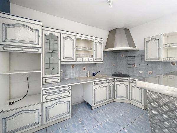 Maison 3 chambres, local commercial, jardin/cour. Piscine et dépendance. LALEU