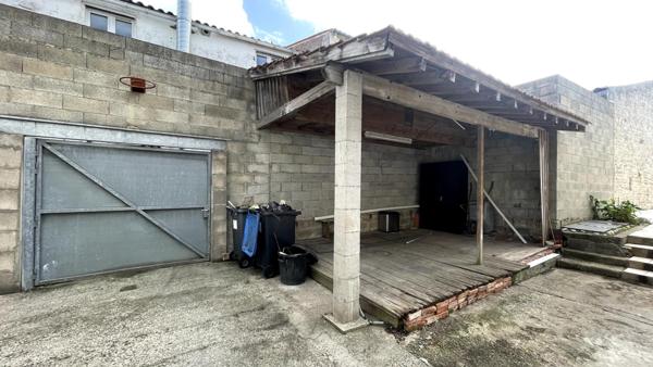 Maison 3 chambres, local commercial, jardin/cour. Piscine et dépendance. LALEU