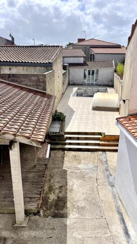 Maison 3 chambres, local commercial, jardin/cour. Piscine et dépendance. LALEU