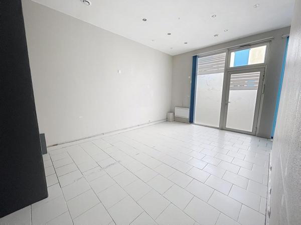 Maison 3 chambres, local commercial, jardin/cour. Piscine et dépendance. LALEU