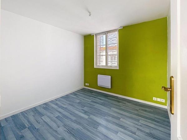 Maison 3 chambres, local commercial, jardin/cour. Piscine et dépendance. LALEU