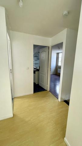 Maison 3 chambres, local commercial, jardin/cour. Piscine et dépendance. LALEU