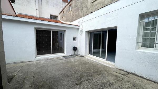 Maison 3 chambres, local commercial, jardin/cour. Piscine et dépendance. LALEU