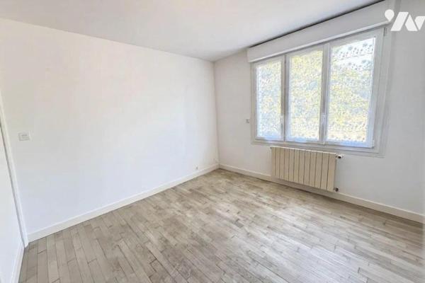 A vendre maison avec grand terrain à QUIMPERLE (29)
Maison chaleureuse de 1968, d'une superfic...