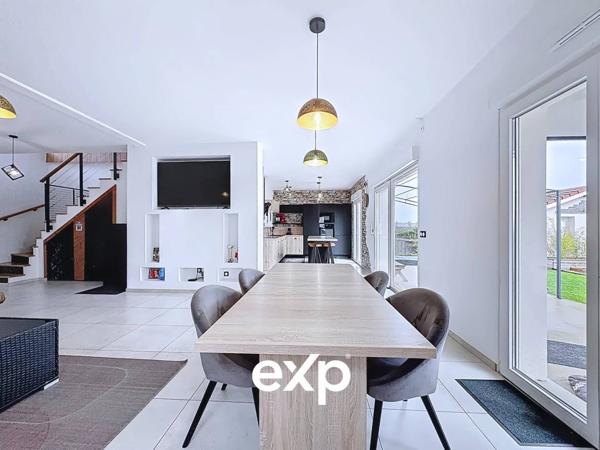 Maison contemporaine avec piscine et terrasse plein sud – Woippy Village