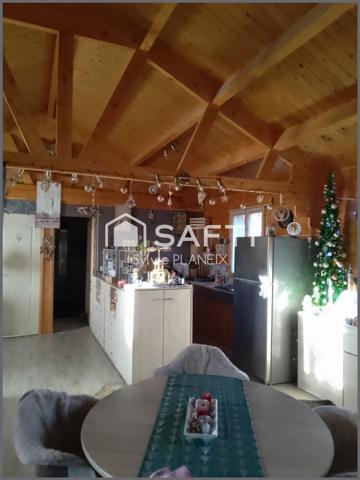 Idéalement bien situé se trouve ce magnifique chalet, entretenu avec le plus grand soin.