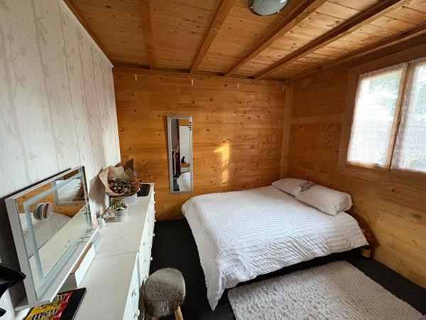 Idéalement bien situé se trouve ce magnifique chalet, entretenu avec le plus grand soin.