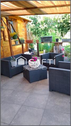 Idéalement bien situé se trouve ce magnifique chalet, entretenu avec le plus grand soin.