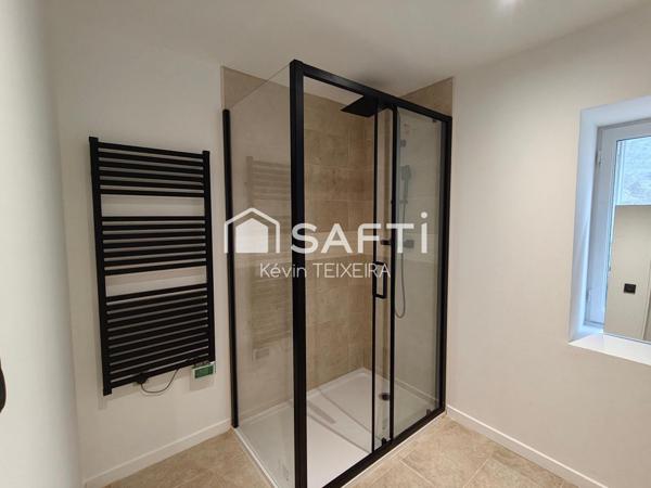 Magnifique maison entièrement rénovée avec 3 chambres.