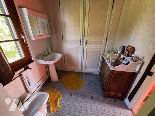 PROCHE ORBEC JOLI MANOIR DANS UN BEL ENVIRONNEMENT