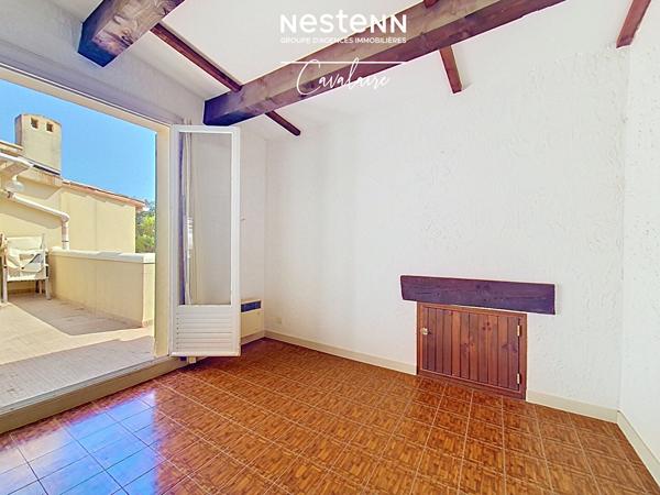 Plages, commerces et port accessibles à pied pour cet appartement 3 pièces au dernier étage