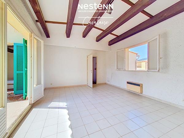 Plages, commerces et port accessibles à pied pour cet appartement 3 pièces au dernier étage