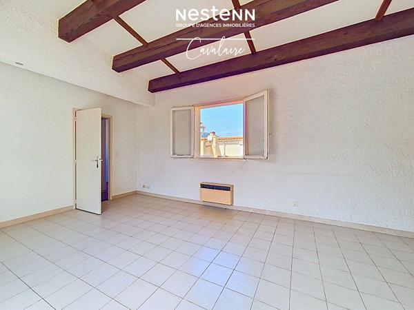 Plages, commerces et port accessibles à pied pour cet appartement 3 pièces au dernier étage