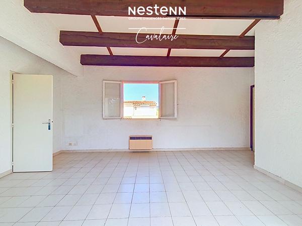 Plages, commerces et port accessibles à pied pour cet appartement 3 pièces au dernier étage
