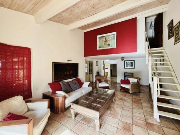 Maison à vendre 8 pièces PERTUIS (84) terrain de 1 h 2 avec piscine