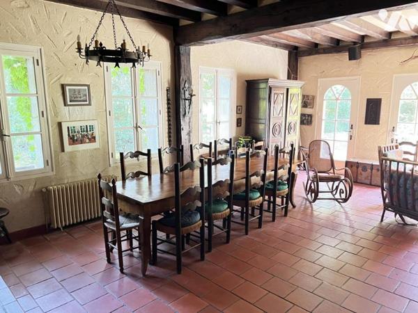 SAVENAY - Propriété de 230 m² sur un domaine de plus de 16 hectares de bois.