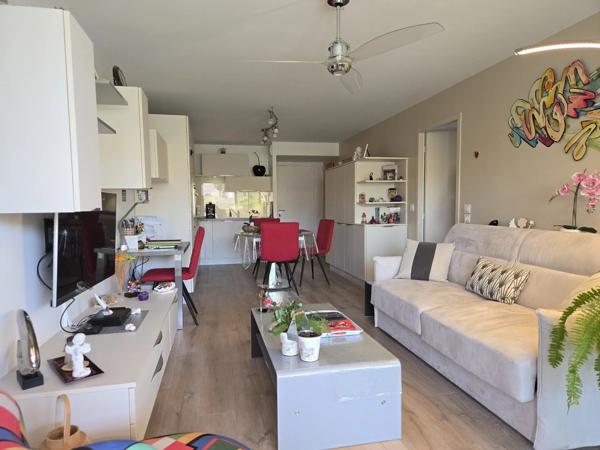 Vente                                                      Appartement
                        
                     2 pièces                      49 m2                     à Le Lavandou