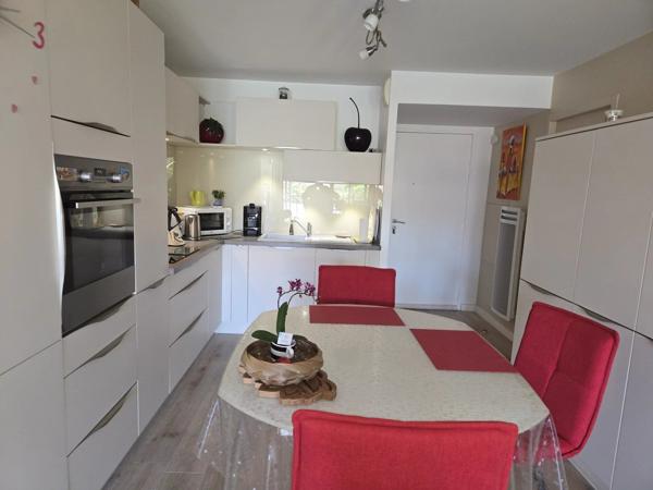 Vente                                                      Appartement
                        
                     2 pièces                      49 m2                     à Le Lavandou