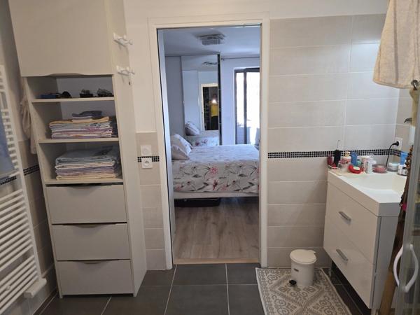 Vente                                                      Appartement
                        
                     2 pièces                      49 m2                     à Le Lavandou
