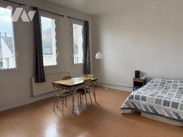 Un studio comprenant une pièce de vie lumineuse, une cuisine, une salle de bains, w.c et cave.