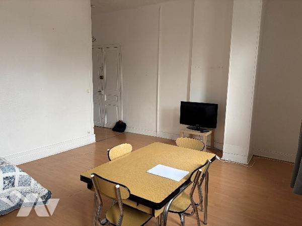 Un studio comprenant une pièce de vie lumineuse, une cuisine, une salle de bains, w.c et cave.