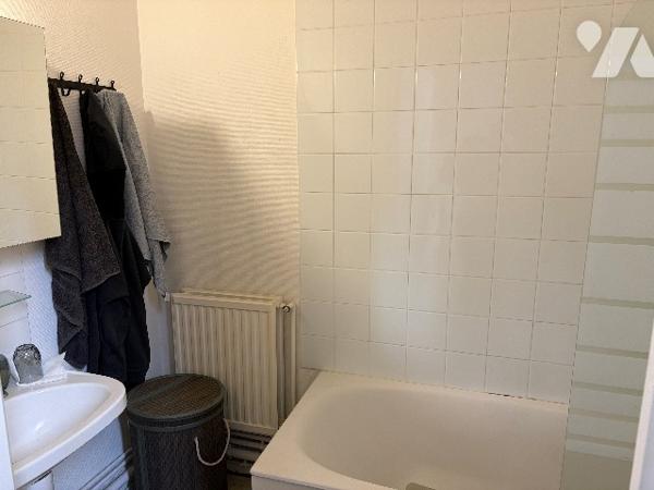 Un studio comprenant une pièce de vie lumineuse, une cuisine, une salle de bains, w.c et cave.