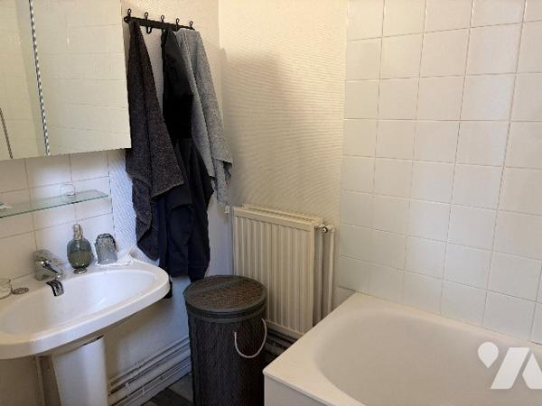 Un studio comprenant une pièce de vie lumineuse, une cuisine, une salle de bains, w.c et cave.