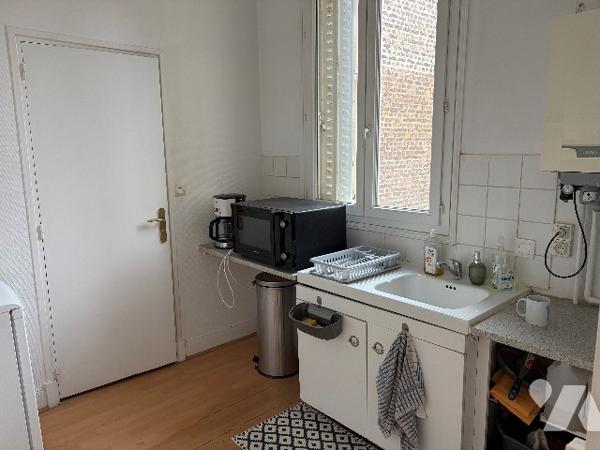 Un studio comprenant une pièce de vie lumineuse, une cuisine, une salle de bains, w.c et cave.