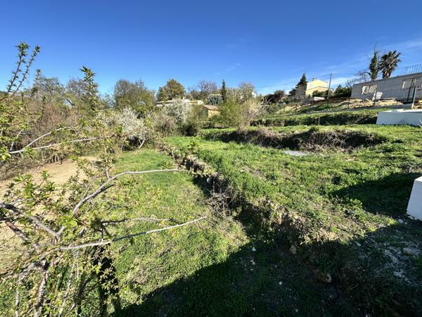 Vence (06140) VENCE : Proximité collège – beau terrain viabilisé de 807 m² - vue dégagée - belle exposition