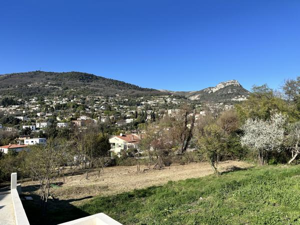 Vence (06140) VENCE : Proximité collège – beau terrain viabilisé de 807 m² - vue dégagée - belle exposition