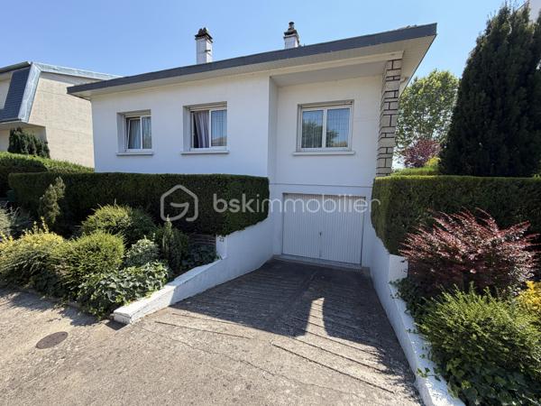 Belle maison de 113 M2 , sur sous sol total située au sein d'un lotissement privé sur la commune d'Antony, secteur Croix de Berny. Elle est implantée sur une parcelle de terrain de 417 M2 offrant un cadre de vie agréable mais surtout un fort potentiel d'évolution par l'aménagement des combles.
La maison se compose actuellement d'une entrée , d'une grande cuisine indépendante aménagée et équipée, un salon/salle à manger  avec cheminée à insert, 3 chambres, une salle de bains et un wc indépendant.
Un sous sol total avec double garage et porte électrisée, buanderie, atelier offre de nombreuses possibilités de rangement et un repli en cas de canicule.
Son principal atout : la possibilité d'une extension sur le 1 er étage permettant d'envisager la création d'un véritable N + 1 et d'augmenter la surface habitable.
Côté confort, elle bénéficie de fenêtres en PVC double vitrage, des volets roulants en aluminium. Le chauffage est actuellement assuré par une chaudière fioul.
Proche des commerces, des écoles et des transports. RER B station Parc de Sceaux à 450 M à pied.