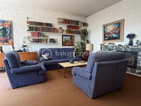 Belle maison de 113 M2 , sur sous sol total située au sein d'un lotissement privé sur la commune d'Antony, secteur Croix de Berny. Elle est implantée sur une parcelle de terrain de 417 M2 offrant un cadre de vie agréable mais surtout un fort potentiel d'évolution par l'aménagement des combles.
La maison se compose actuellement d'une entrée , d'une grande cuisine indépendante aménagée et équipée, un salon/salle à manger  avec cheminée à insert, 3 chambres, une salle de bains et un wc indépendant.
Un sous sol total avec double garage et porte électrisée, buanderie, atelier offre de nombreuses possibilités de rangement et un repli en cas de canicule.
Son principal atout : la possibilité d'une extension sur le 1 er étage permettant d'envisager la création d'un véritable N + 1 et d'augmenter la surface habitable.
Côté confort, elle bénéficie de fenêtres en PVC double vitrage, des volets roulants en aluminium. Le chauffage est actuellement assuré par une chaudière fioul.
Proche des commerces, des écoles et des transports. RER B station Parc de Sceaux à 450 M à pied.