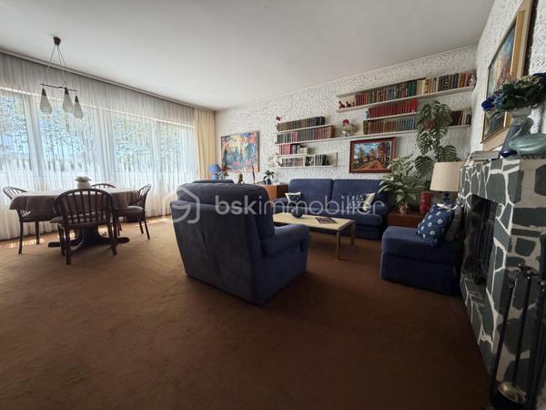 Belle maison de 113 M2 , sur sous sol total située au sein d'un lotissement privé sur la commune d'Antony, secteur Croix de Berny. Elle est implantée sur une parcelle de terrain de 417 M2 offrant un cadre de vie agréable mais surtout un fort potentiel d'évolution par l'aménagement des combles.
La maison se compose actuellement d'une entrée , d'une grande cuisine indépendante aménagée et équipée, un salon/salle à manger  avec cheminée à insert, 3 chambres, une salle de bains et un wc indépendant.
Un sous sol total avec double garage et porte électrisée, buanderie, atelier offre de nombreuses possibilités de rangement et un repli en cas de canicule.
Son principal atout : la possibilité d'une extension sur le 1 er étage permettant d'envisager la création d'un véritable N + 1 et d'augmenter la surface habitable.
Côté confort, elle bénéficie de fenêtres en PVC double vitrage, des volets roulants en aluminium. Le chauffage est actuellement assuré par une chaudière fioul.
Proche des commerces, des écoles et des transports. RER B station Parc de Sceaux à 450 M à pied.