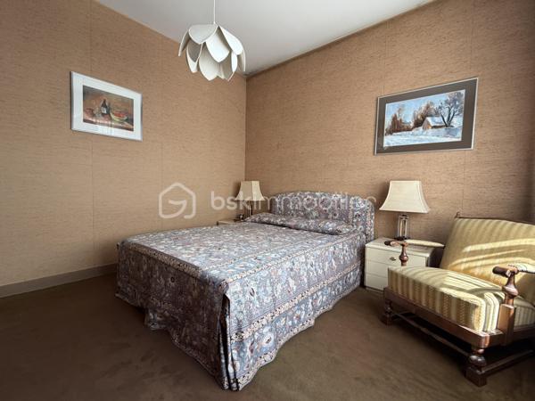 Belle maison de 113 M2 , sur sous sol total située au sein d'un lotissement privé sur la commune d'Antony, secteur Croix de Berny. Elle est implantée sur une parcelle de terrain de 417 M2 offrant un cadre de vie agréable mais surtout un fort potentiel d'évolution par l'aménagement des combles.
La maison se compose actuellement d'une entrée , d'une grande cuisine indépendante aménagée et équipée, un salon/salle à manger  avec cheminée à insert, 3 chambres, une salle de bains et un wc indépendant.
Un sous sol total avec double garage et porte électrisée, buanderie, atelier offre de nombreuses possibilités de rangement et un repli en cas de canicule.
Son principal atout : la possibilité d'une extension sur le 1 er étage permettant d'envisager la création d'un véritable N + 1 et d'augmenter la surface habitable.
Côté confort, elle bénéficie de fenêtres en PVC double vitrage, des volets roulants en aluminium. Le chauffage est actuellement assuré par une chaudière fioul.
Proche des commerces, des écoles et des transports. RER B station Parc de Sceaux à 450 M à pied.