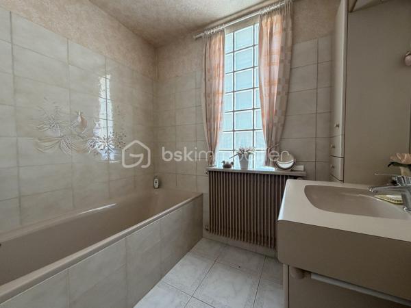Belle maison de 113 M2 , sur sous sol total située au sein d'un lotissement privé sur la commune d'Antony, secteur Croix de Berny. Elle est implantée sur une parcelle de terrain de 417 M2 offrant un cadre de vie agréable mais surtout un fort potentiel d'évolution par l'aménagement des combles.
La maison se compose actuellement d'une entrée , d'une grande cuisine indépendante aménagée et équipée, un salon/salle à manger  avec cheminée à insert, 3 chambres, une salle de bains et un wc indépendant.
Un sous sol total avec double garage et porte électrisée, buanderie, atelier offre de nombreuses possibilités de rangement et un repli en cas de canicule.
Son principal atout : la possibilité d'une extension sur le 1 er étage permettant d'envisager la création d'un véritable N + 1 et d'augmenter la surface habitable.
Côté confort, elle bénéficie de fenêtres en PVC double vitrage, des volets roulants en aluminium. Le chauffage est actuellement assuré par une chaudière fioul.
Proche des commerces, des écoles et des transports. RER B station Parc de Sceaux à 450 M à pied.