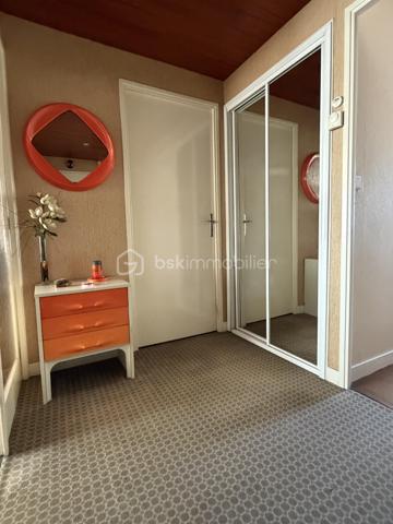 Belle maison de 113 M2 , sur sous sol total située au sein d'un lotissement privé sur la commune d'Antony, secteur Croix de Berny. Elle est implantée sur une parcelle de terrain de 417 M2 offrant un cadre de vie agréable mais surtout un fort potentiel d'évolution par l'aménagement des combles.
La maison se compose actuellement d'une entrée , d'une grande cuisine indépendante aménagée et équipée, un salon/salle à manger  avec cheminée à insert, 3 chambres, une salle de bains et un wc indépendant.
Un sous sol total avec double garage et porte électrisée, buanderie, atelier offre de nombreuses possibilités de rangement et un repli en cas de canicule.
Son principal atout : la possibilité d'une extension sur le 1 er étage permettant d'envisager la création d'un véritable N + 1 et d'augmenter la surface habitable.
Côté confort, elle bénéficie de fenêtres en PVC double vitrage, des volets roulants en aluminium. Le chauffage est actuellement assuré par une chaudière fioul.
Proche des commerces, des écoles et des transports. RER B station Parc de Sceaux à 450 M à pied.