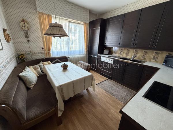Belle maison de 113 M2 , sur sous sol total située au sein d'un lotissement privé sur la commune d'Antony, secteur Croix de Berny. Elle est implantée sur une parcelle de terrain de 417 M2 offrant un cadre de vie agréable mais surtout un fort potentiel d'évolution par l'aménagement des combles.
La maison se compose actuellement d'une entrée , d'une grande cuisine indépendante aménagée et équipée, un salon/salle à manger  avec cheminée à insert, 3 chambres, une salle de bains et un wc indépendant.
Un sous sol total avec double garage et porte électrisée, buanderie, atelier offre de nombreuses possibilités de rangement et un repli en cas de canicule.
Son principal atout : la possibilité d'une extension sur le 1 er étage permettant d'envisager la création d'un véritable N + 1 et d'augmenter la surface habitable.
Côté confort, elle bénéficie de fenêtres en PVC double vitrage, des volets roulants en aluminium. Le chauffage est actuellement assuré par une chaudière fioul.
Proche des commerces, des écoles et des transports. RER B station Parc de Sceaux à 450 M à pied.