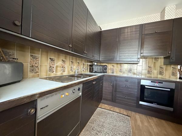 Belle maison de 113 M2 , sur sous sol total située au sein d'un lotissement privé sur la commune d'Antony, secteur Croix de Berny. Elle est implantée sur une parcelle de terrain de 417 M2 offrant un cadre de vie agréable mais surtout un fort potentiel d'évolution par l'aménagement des combles.
La maison se compose actuellement d'une entrée , d'une grande cuisine indépendante aménagée et équipée, un salon/salle à manger  avec cheminée à insert, 3 chambres, une salle de bains et un wc indépendant.
Un sous sol total avec double garage et porte électrisée, buanderie, atelier offre de nombreuses possibilités de rangement et un repli en cas de canicule.
Son principal atout : la possibilité d'une extension sur le 1 er étage permettant d'envisager la création d'un véritable N + 1 et d'augmenter la surface habitable.
Côté confort, elle bénéficie de fenêtres en PVC double vitrage, des volets roulants en aluminium. Le chauffage est actuellement assuré par une chaudière fioul.
Proche des commerces, des écoles et des transports. RER B station Parc de Sceaux à 450 M à pied.