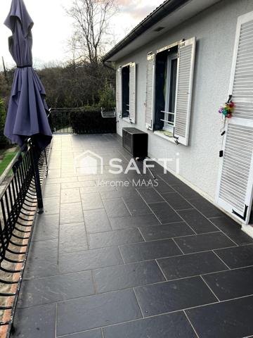 Dans village avec école et commerces