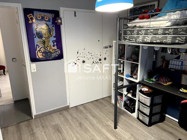 Dans village avec école et commerces