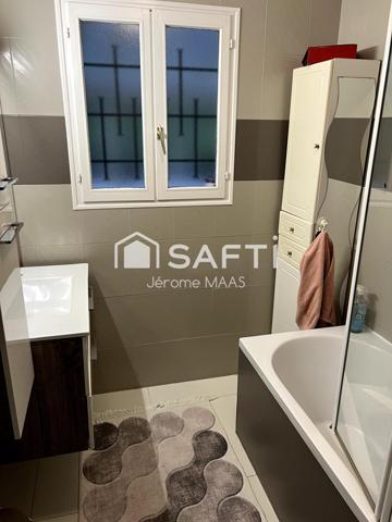 Dans village avec école et commerces