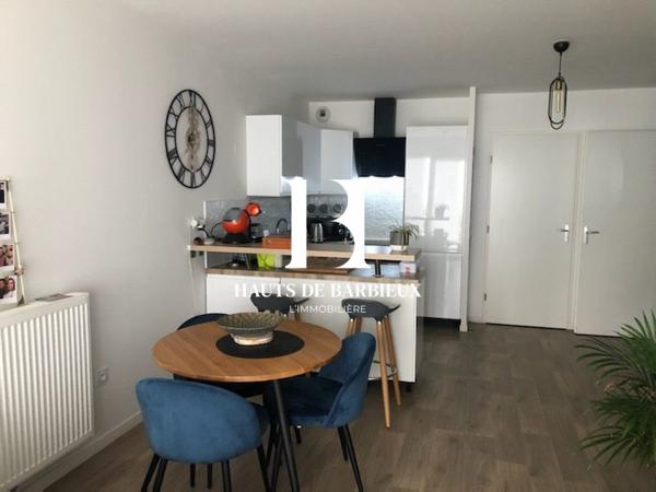 T2 récent de 2019 avec terrasse et parking