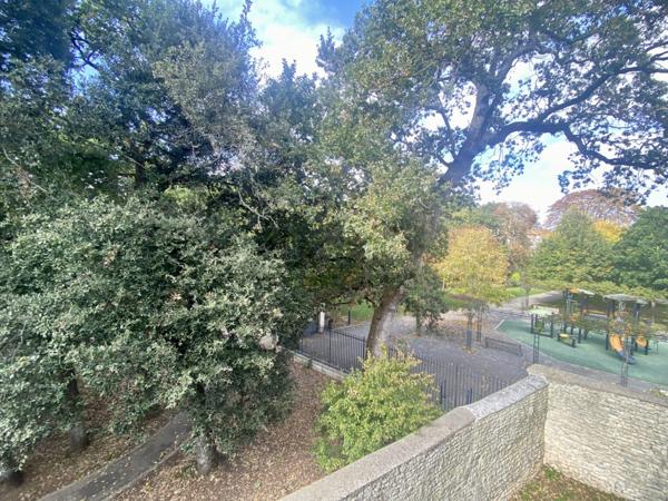 T3 BIS EN DUPLEX AVEC TERRASSE ET STATIONNEMENTS