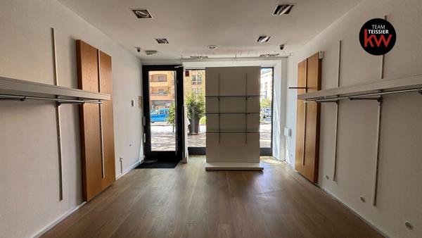 Local commercial à louer, 103 m² - Salon-de-Provence 13300